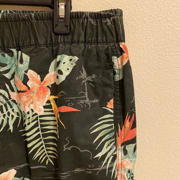 ⭐️H&M | Drawstring Waist Botanical Print Shorts - Picture 3 of 7